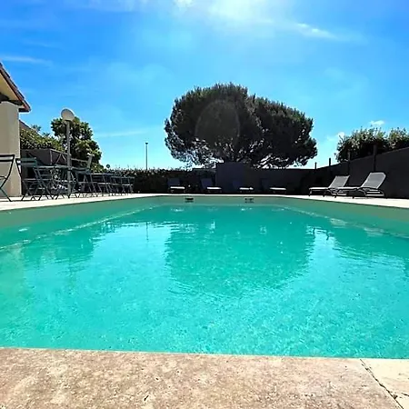 Le Roxane 3* Saint-Laurent-des-Vignes